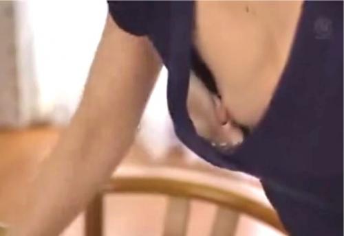 【義母】ちょっとお義母さん乳首が見えてます…彼女の熟女母が無意識に見せる胸チラ乳首チラで勃起！
