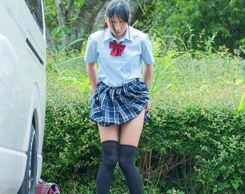 【媚薬レイプ】野外でおしっこ中の制服美少女に近づいてドラッグチンポ挿入！催淫効果でもう逃げられないぞ♡