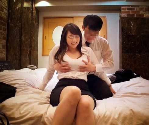 【モニタリング】終電逃した人妻熟女OLと後輩がラブホで一泊！お金に釣られて禁断の不倫行為をヤッちゃった♪