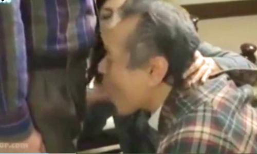 【ヘンリー塚本】閲覧注意！両刀使いの夫婦交換スワッピングセックス。四十路の美人妻の前で男根をフェラする旦那！