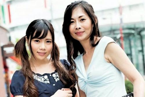 五十路手前の熟女ナンパ…スレンダーな人妻と10代娘に声かけて親子丼3P不倫SEX！