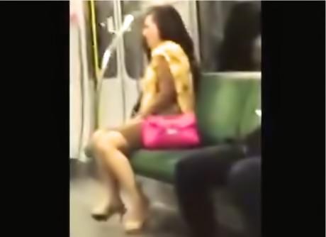 電車にいるおばさんの様子がちょっと…通りすがりが撮影したオナニー映像