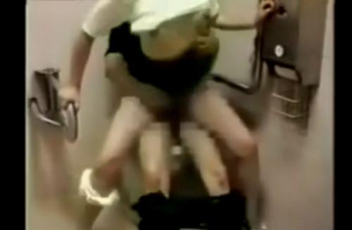 【個人撮影】性欲の強い主婦とセフレになり公衆トイレでセックス！普通のエッチじゃ物足りなくなったらしい・・・。