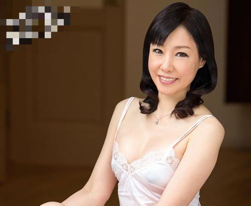 【初撮り】スレンダー五十路人妻熟女がAV出演を決意！激しすぎる3Pセックスでメスに豹変し絶頂する！