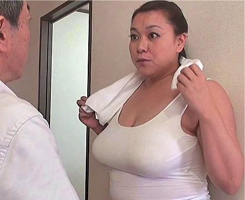 豊満すぎる義母のデカパイに釘付けな娘婿…我慢できずに近親相姦セックス！家族の気配を感じながらも犯される快感