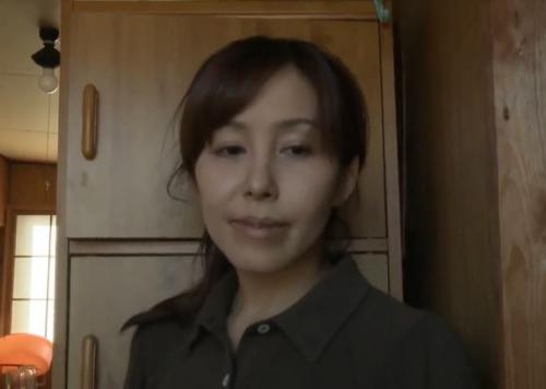 【ヘンリー塚本】膣内がマン汁であふれる淫乱な四十路熟女。バックから見るデカ尻に興奮します。幸薄顔の女。