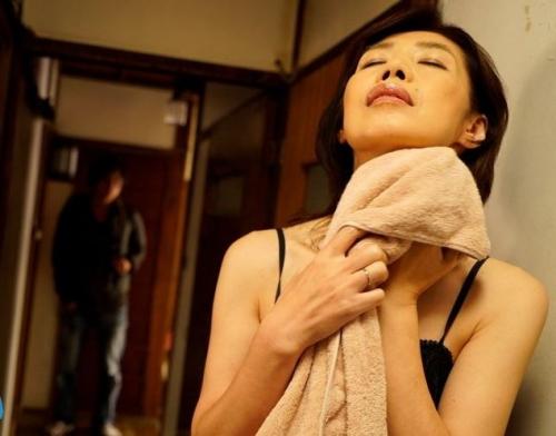 【母子相姦】六十路のスレンダーな母の身体に欲情した息子の犯行！「母さん！母さんが悪いんだ、こんな薄着で！」