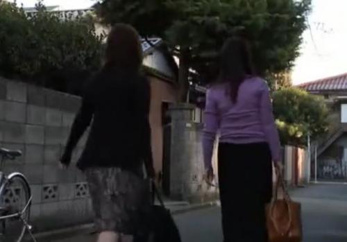【ヘンリー塚本】翔田千里。四十路熟女が始める性的介護ヘルパーの仕事。自宅に向かい寝取られ自分の性欲も解消される女。