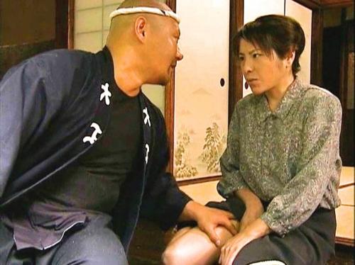 【ヘンリー塚本】見た目は地味だが巨乳で超淫乱な熟女がガテン系の男に抱かれ激しく感じ乱れるセックス！息子に見つかる！