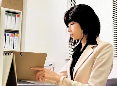 昭和時代のような古き痴女が部下チンポを誘惑してしゃぶりまくる淫乱っぷりを魅せる！