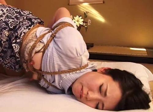 【レイプ×近親相姦】スレンダー人妻を緊縛拘束して犯し尽くす！ハードなピストンでも乳首は勃起していた…