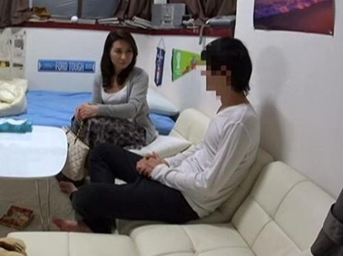 【人妻ナンパ】イケメンに口説かれて若い頃を思い出し発情する熟女ｗドスケベ腰振りセックスを盗撮！