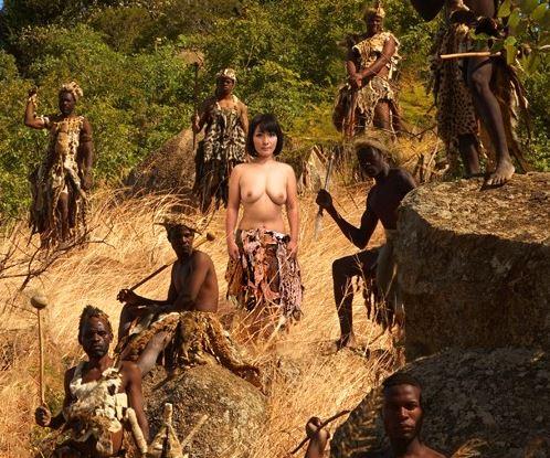 【外国人】未経験でも野生の黒人チンポがデカすぎ！アフリカに降り立った熟女ナースと生ハメピストン筆おろし！