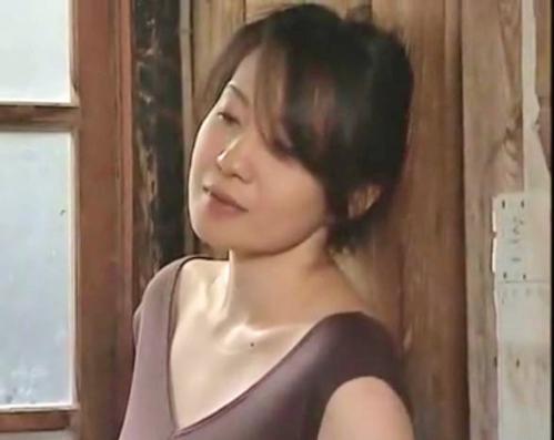 【大沢萌、ヘンリー塚本】巨乳の五十路妻が、身勝手な旦那に愛想尽かし浮気をする。熟れた垂れ乳を揺らす立ちバックセックス。
