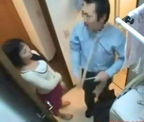 【人妻、不倫】低身長で激カワな美乳の奥様が旦那の入浴中に浮気セックス！