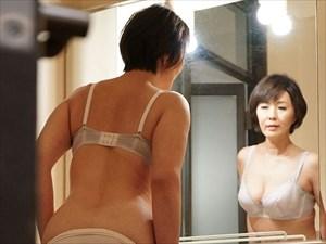 【四十路人妻】夫婦ゲンカで飛び出してきた隣のおばさん、束の間の同棲生活で独身の男は欲情セックスまっしぐら！