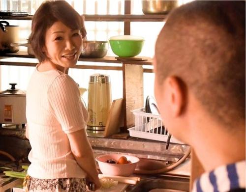 【六十路】還暦人妻熟女が性の発散をするために自慰を繰り返す！それを目撃した息子は我慢の限界で…