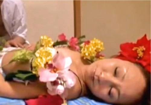 あの有名な女優を生み出した母親がAV出演！五十路とは考えられないほどの性欲でセックスに悦ぶ