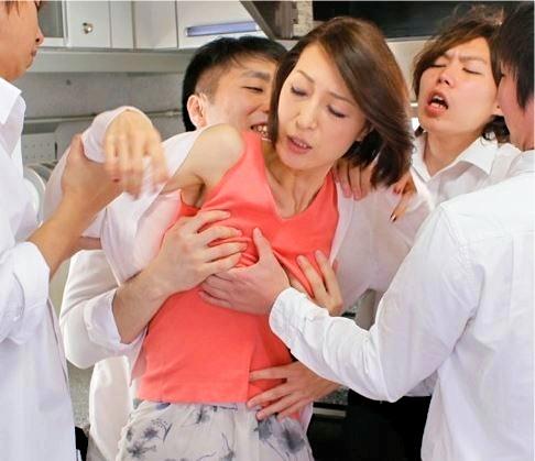 【熟女レイプ】エロ真っ盛りの思春期息子の友人たちに陵辱SMされてしまう未亡人熟女