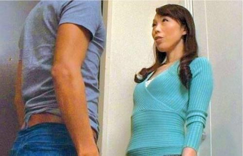 【NTR】友人の熟女母が好きすぎる男…欲求不満だと知って勃起チンポを押し付け無理やり欲情させる！