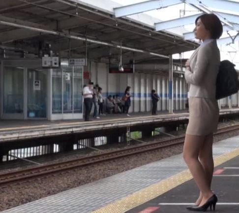 おばさん専門の痴漢師が電車で手をのばす！あまりの快感にパンツのシミができチンポを拒めなくなった！