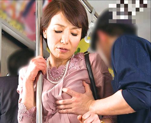 【痴漢】ムッチリデカ尻を触りダサパンを脱がしオマ○コ弄りされてしまう五十路人妻熟女