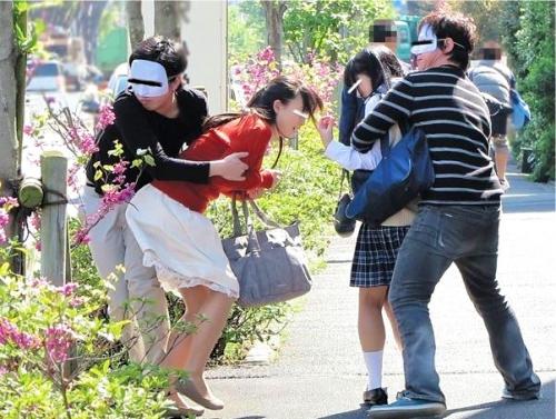【レイプ犯】真っ昼間から堂々と拉致する親子…犯すなら私をと子をかばうもお構いなしにヤられてしまう