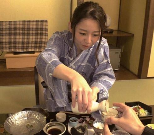 スレンダー貧乳人妻熟女と不倫温泉旅行！性に貪欲な彼女はチンポを挿れてほしくて尻穴を見せつける！