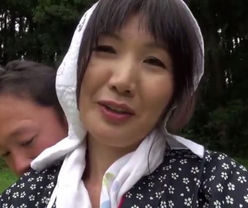 【人妻】田舎の五十路巨乳美魔女と青姦セックス！パンパンピストン音と喘ぎ声が晴れた空に響き渡るｗ