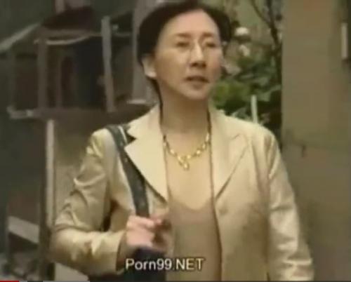 【ヘンリー塚本】淫乱な五十路熟女の女医、椿美羚。唯一の楽しみはポルノ映画間で男漁りをし欲求不満を解消する痴女。