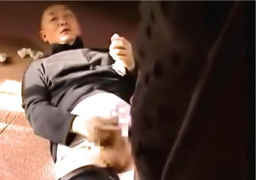 【ヘンリー塚本】ド変態下着ドロ男にセンズリを見させられ、放置したあげくレイプされる熟女！