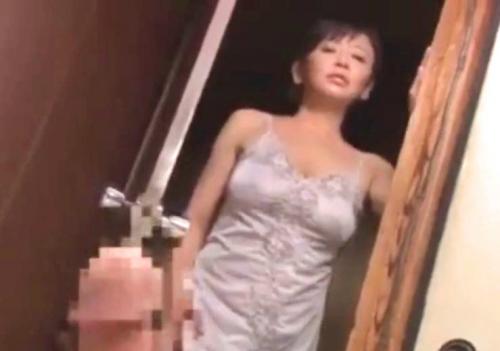 【中出し、熟女】寺島千鶴。垂れ巨乳の母は息子のデカマラに興奮し、寝ているところフェラ抜きし膣内射精までさせるとは！