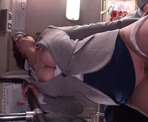 【痴漢】電車で身体を蹂躙されて感じちゃった巨乳熟女！色気ヤバすぎな女を立ちバックでハメる！