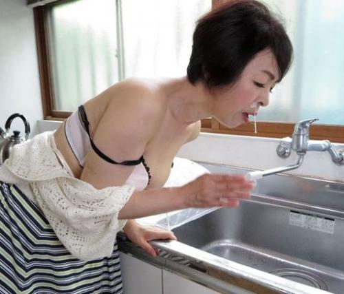 【近親相姦】五十路人妻熟女と息子は肉欲に溺れる日々…今日も父親の目を盗め精子をぶっかけまくるｗ