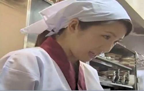 【ヘンリー塚本】三十路の主婦がパート先で身体を売る。給料に寝取られ料金が上乗せされる不倫セックスがやめられない人妻。