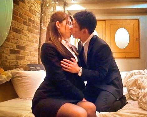 【熟女ナンパ】尊敬してるOL人妻にエロいことを…一回だけだからと後輩と不倫SEX