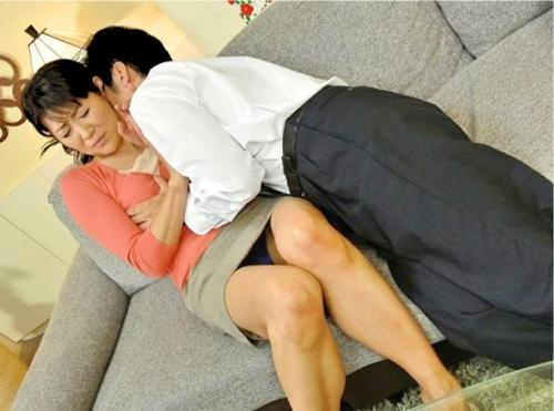 【嫁の母】欲求不満な人妻のこっそりオナニーを見ていた娘婿…我慢できず押し倒して不倫セックス！