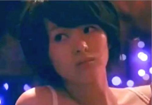 【清野菜名】若手女優が全裸貧乳乳首丸出しの濡れ場！ベッドシーンでイキッた金髪男の餌食に…