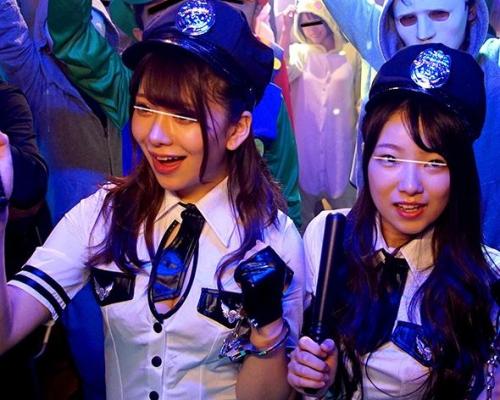 【コスプレ】ミニスカ網タイツ巨乳美女がハメを外す容赦ない乱交で連続絶頂潮吹きアクメ地獄！
