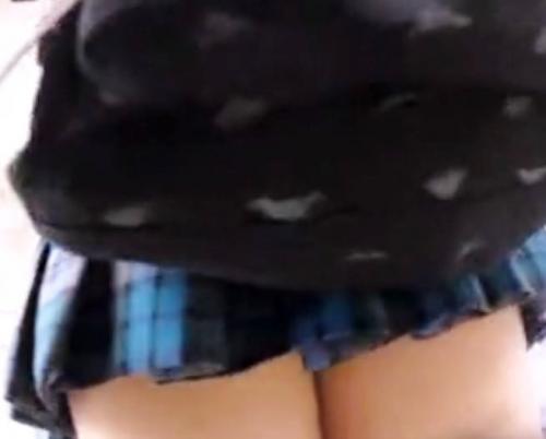 【盗撮】ミニスカ制服JKをスマホ逆さ撮りしてパンチラゲット！むっちりした太ももも見所です♡
