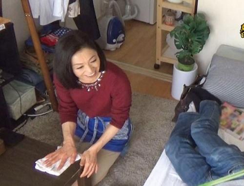 【おばさんレンタル】ヤレるとウワサの家事代行サービスの熟女に性的サービスを要求し、膣内に精子を流し込む独身男！