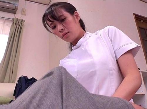 【センズリ鑑賞】フニャチンが勃起していく様をみて興奮を抑えられない新人マッサージおばさん！