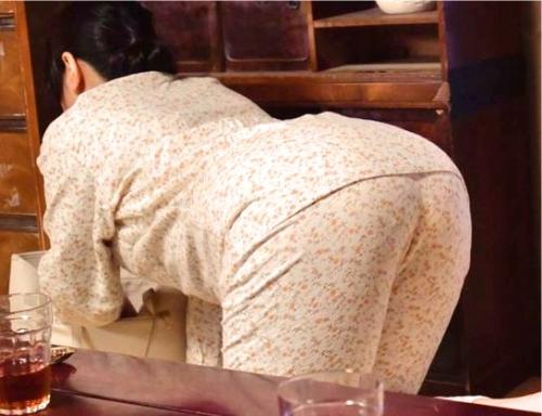 【五十路人妻熟女】母親の熟れたお尻やおっぱいに欲情する変態息子！我慢しきれずイチモツをボロリ！