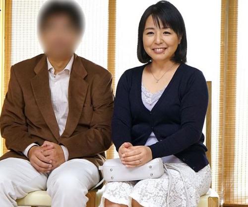 【初撮り熟女】旦那の希望で目の前で寝取られる巨乳の五十路妻。ぽっちゃり妻が他人にハメられ興奮する変態夫。