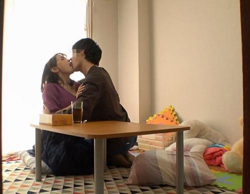 【人妻】近所の世話好きな奥様に頼み込んでセックスしようとする男ｗ別れた妻の代わりにおっぱいにしゃぶりつく！