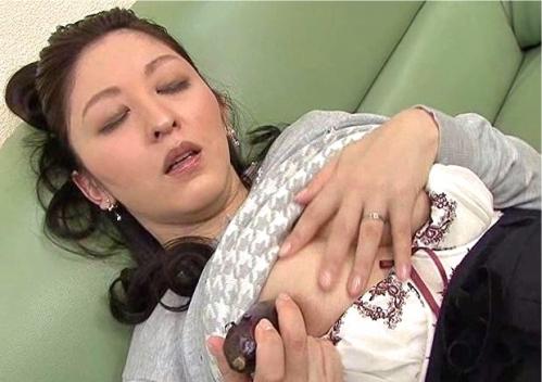 【近親相姦】完熟人妻熟女が息子と不倫！強すぎる性欲がゆえに猛った息子のデカ茄子を見て暴走する