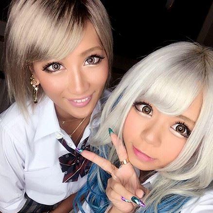 【丸山れおな×AIKA】黒ギャル2人にたっぷりハメまくる汚いおっさんｗ今日は学校サボってパコッてまーすｗ
