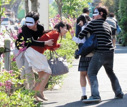 【親子丼】仲良し母娘を拉致ってレイプ！母親の言葉も虚しく娘もチンポの餌にしてしまう鬼畜な男たち