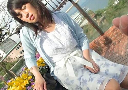 【五十路熟女】性欲溜まった美人妻と二人で温泉旅行へ！恥ずかしがっても野外リモコンバイブで感じちゃう♪