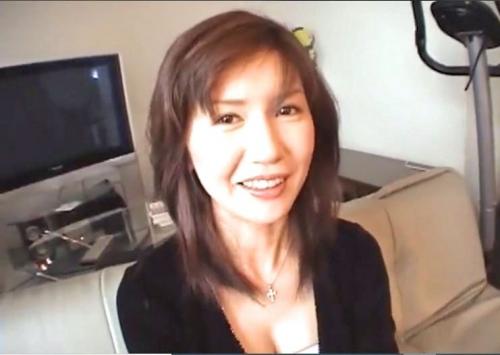 【中出し、人妻】四十路熟女が寝取られ不倫セックスで潮吹き！膣内に注ぎ込まれる生暖かい精子、旦那を裏切る不貞行為！